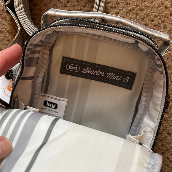 NWT Lug Skeeter Mini Bridge Crossbody with Puller in Metallic Silver - Picture 4 of 6